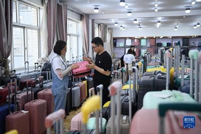 河北白溝:箱包外貿(mào)訂單生產(chǎn)忙