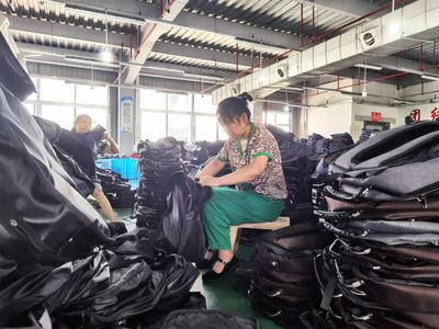 純青箱包:出口訂單多 企業(yè)生產(chǎn)忙