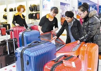 天津各大商場旅行箱包銷量日漸升溫