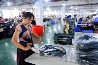 純青箱包:員工開心 企業(yè)盈利