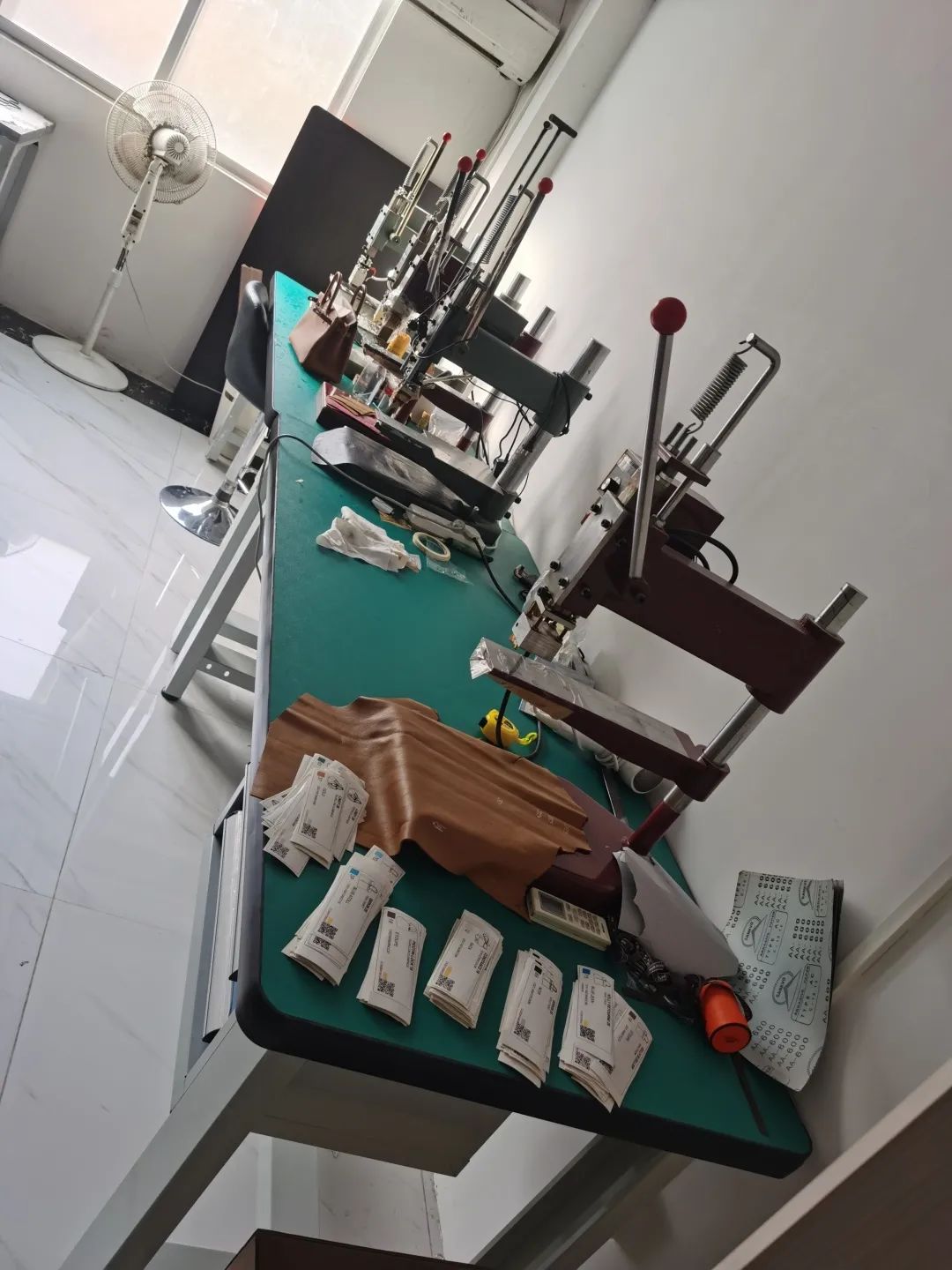 【提示】滬警方搗毀一制售假冒知名品牌箱包及配飾產(chǎn)業(yè)鏈,涉案5000余萬元!